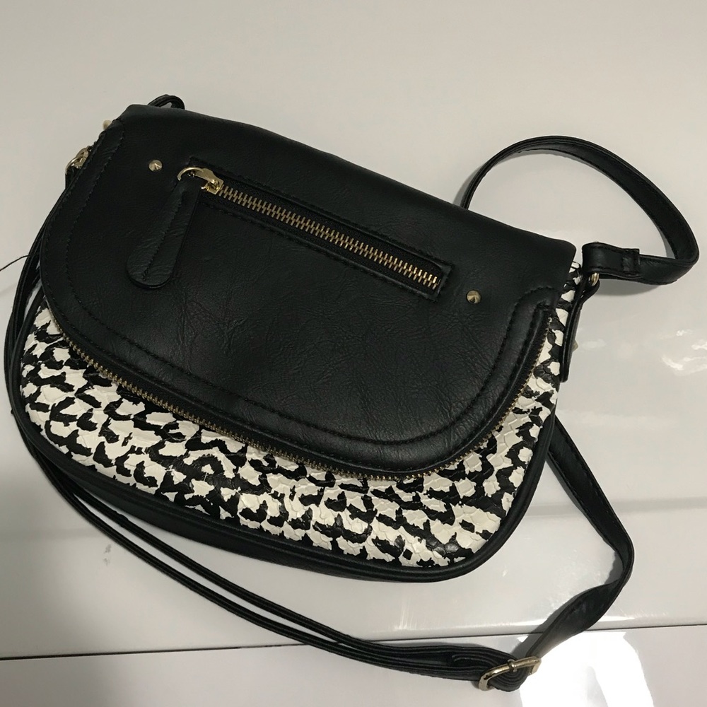 Apt. 9 crossbody Black and White